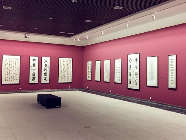 “J9集团杯”职工书画摄影展在崔振宽美术馆发展