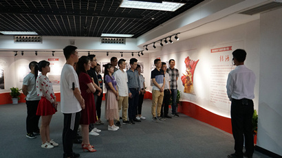 回首汗青悟初心 追赶超过再启程