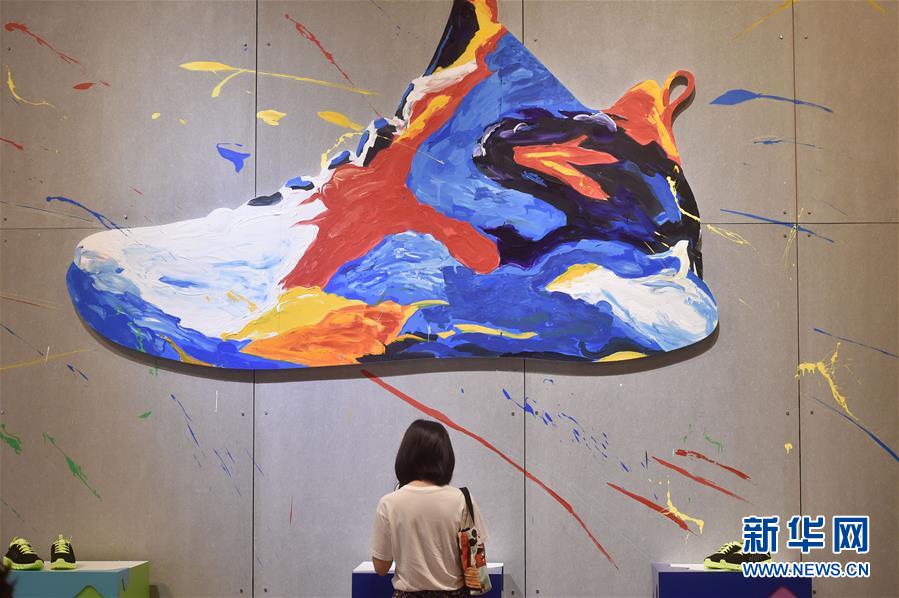 （新华全媒头条·壮阔东方潮　奋进新时期——庆祝鼎新盛开40年·图文互动）（2）敢为全国先 爱拼才会赢——“晋江经验”启迪录 